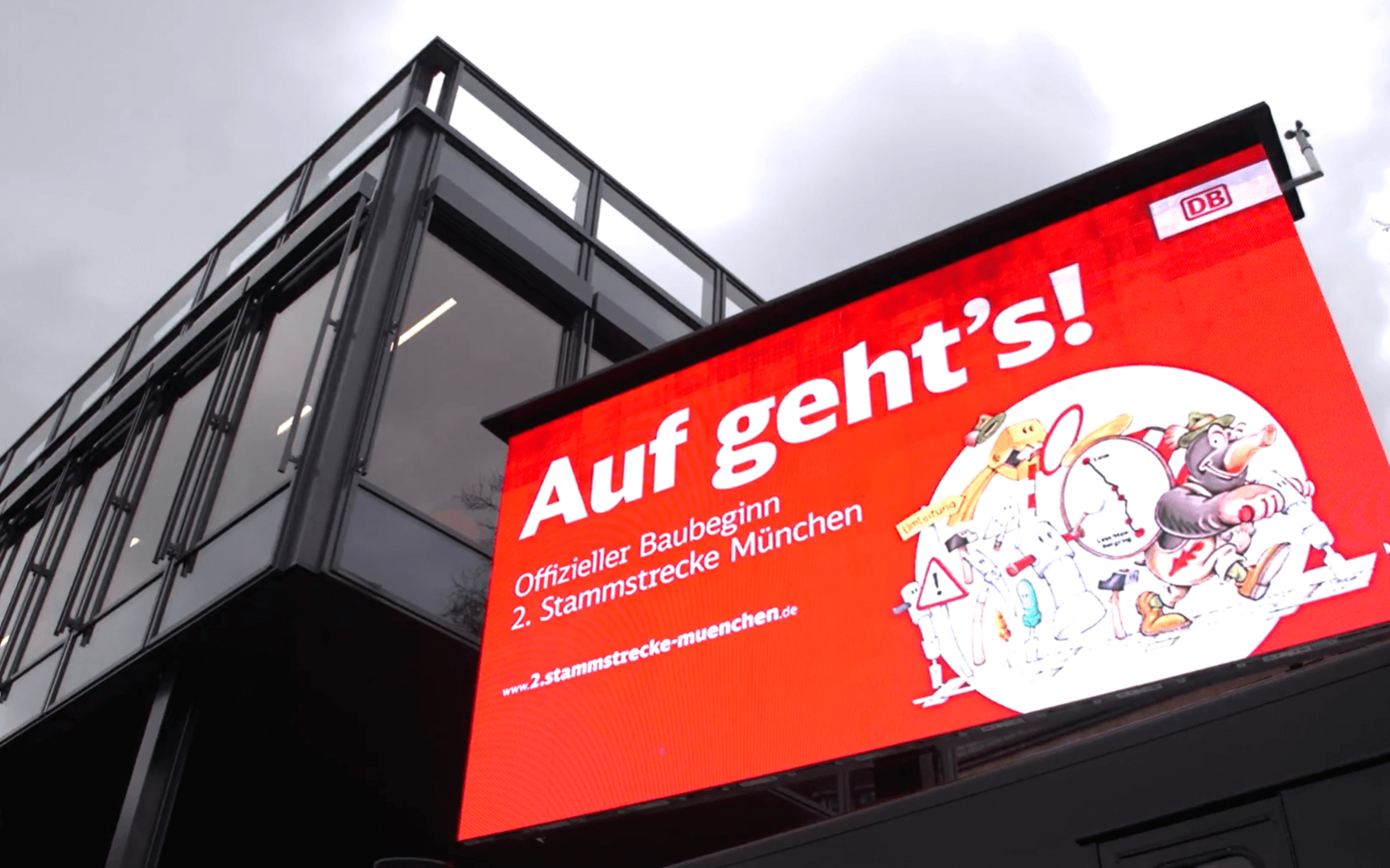 Auf dem Bild ist eine LED Leinwand mit einem Bildtext zum S-Bahn München Bürgerfest zu sehen.