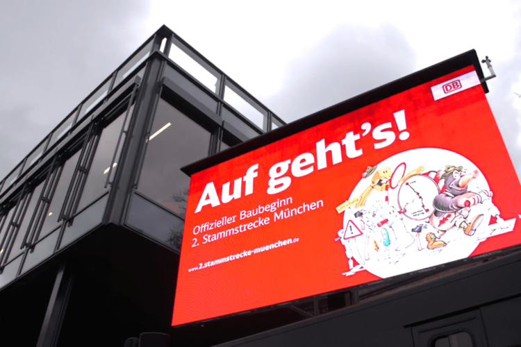 Auf dem Bild ist eine LED Leinwand mit einem Bildtext zum S-Bahn München Bürgerfest zu sehen.