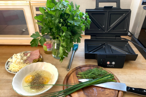 Virtuelles Teammeeting - Caroline bereitet ein herzhaftes Eier-Sandwich zu © Marketingagentur justZARGEScommunicate!