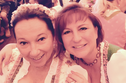 Carla Zarges und Caroline Schaefer auf der WeiberWiesn - Meet the Team © Marketingagentur justZARGEScommunicate!
