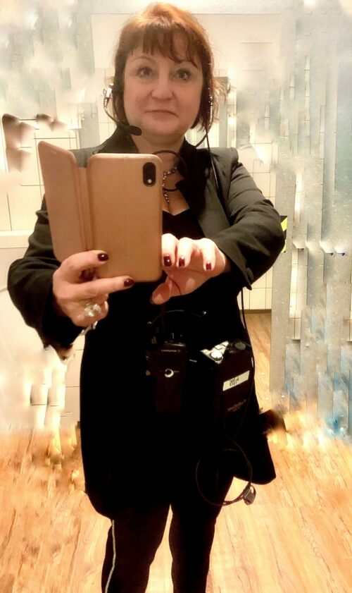 Caroline Schaefer macht die Regie einer Veranstaltung - Meet the Team © Marketingagentur justZARGEScommunicate!