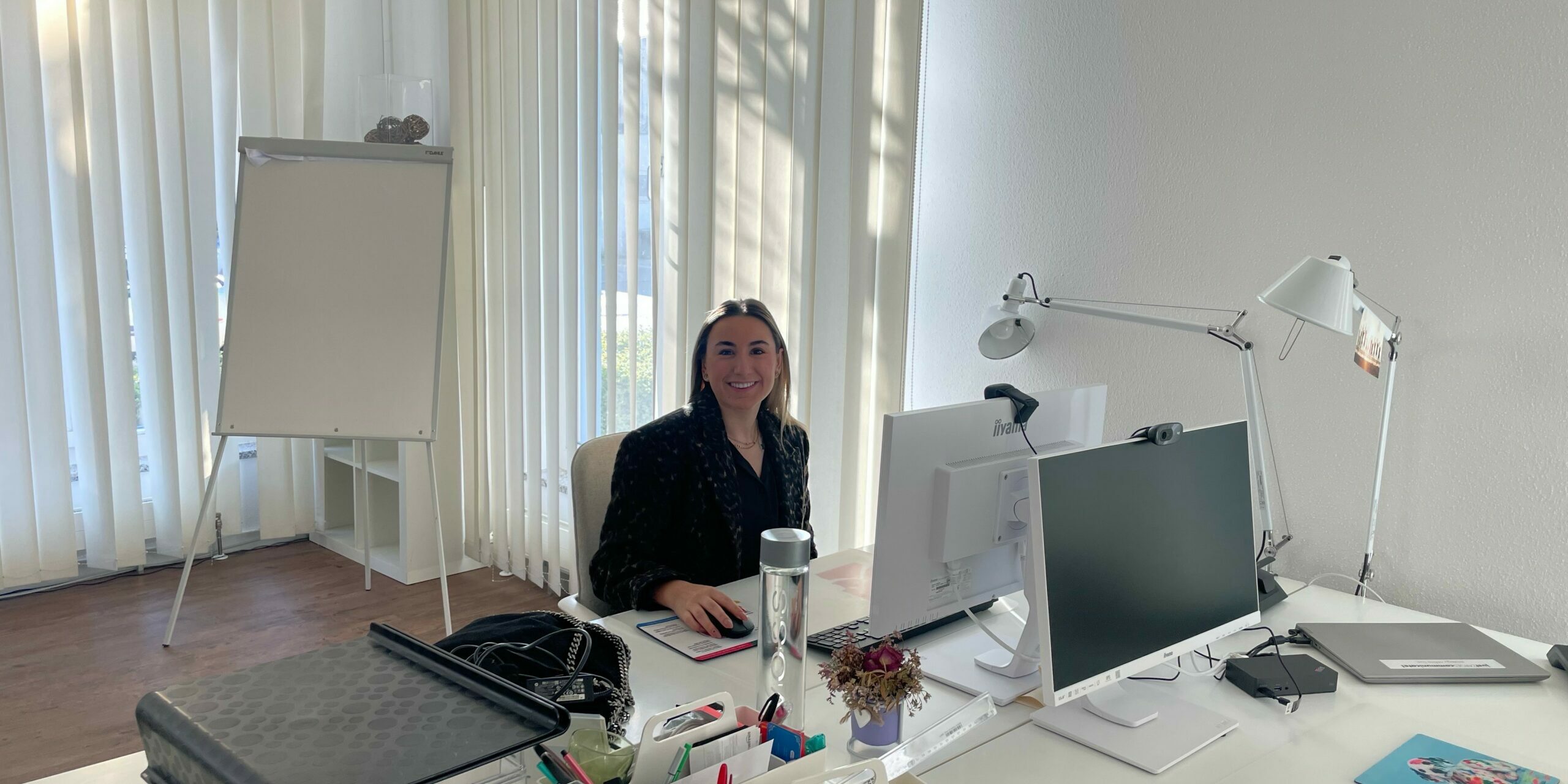 Werkstudentin Chiara im justZARGEScommunicate! Büro © Eventagentur justZARGEScommunicate!