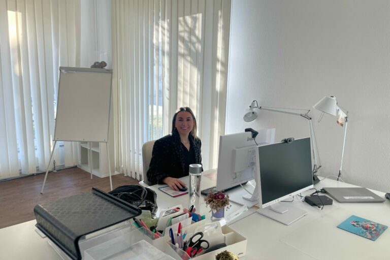 Werkstudentin Chiara im justZARGEScommunicate! Büro © Eventagentur justZARGEScommunicate!