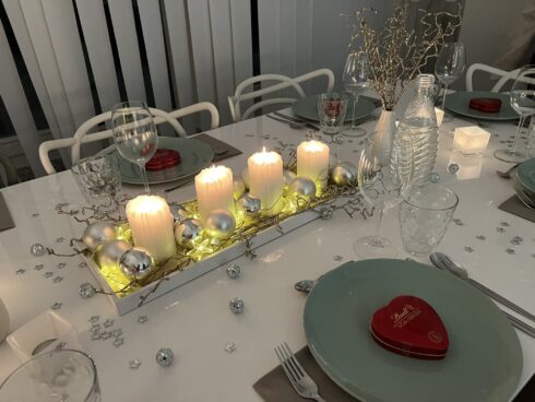 Unser Konferenztisch wurde für das gemeinsame Essen schön weihnachtlich dekoriert © Marketingagentur justZARGEScommunicate!