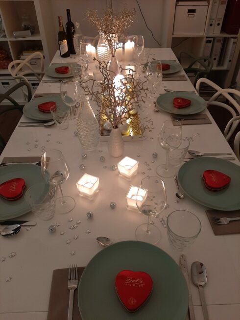 Unser weihnachtlich geschmückter Konferenztisch wartet auf das leckere Essen © Marketingagentur justZARGEScommunicate!