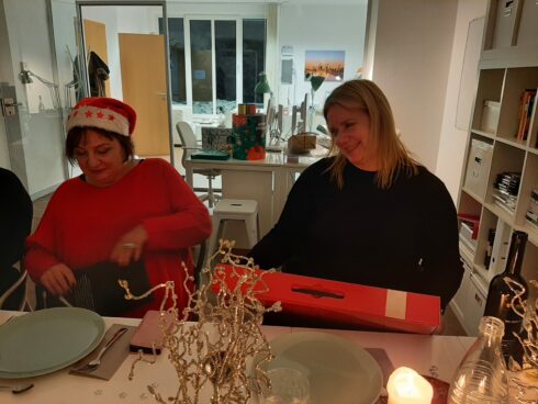 Post mit Herz: Ulrike bekommt einen Adventskalender vom Team geschenkt © Marketingagentur justZARGEScommunicate!