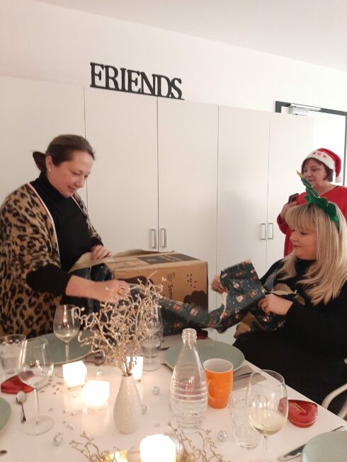 Post mit Herz: Carla bekommt einen Adventskalender vom Team geschenkt © Marketingagentur justZARGEScommunicate!