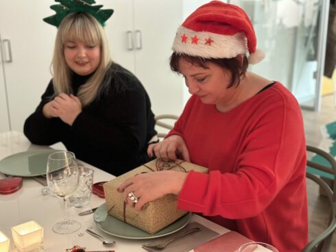 Post mit Herz: Caroline packt ihr Wichtelgeschenk aus © Marketingagentur justZARGEScommunicate!