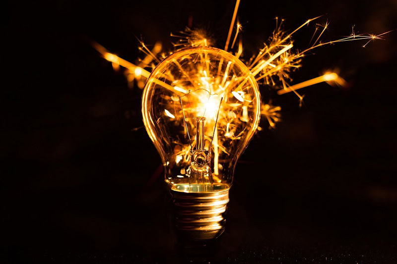 Innovation bei justZARGEScommunicate! - Eine Glühbirne, aus der Funken sprühen
