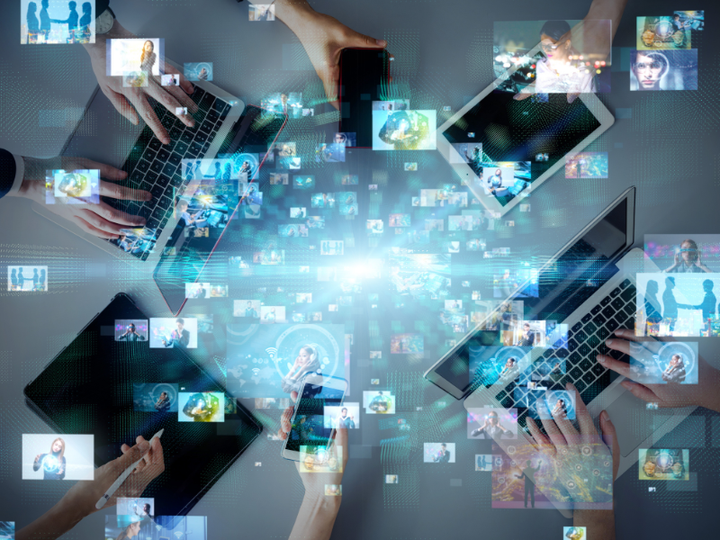 Auf dem Bild sieht man mehrere Hände, die Computer, Tablets und Smartphones halten, Darüber gelagert sieht man verschiedene Bilder mit verschiedenen Menschen, die verschiedene Aspekte des Internets symbolisieren.